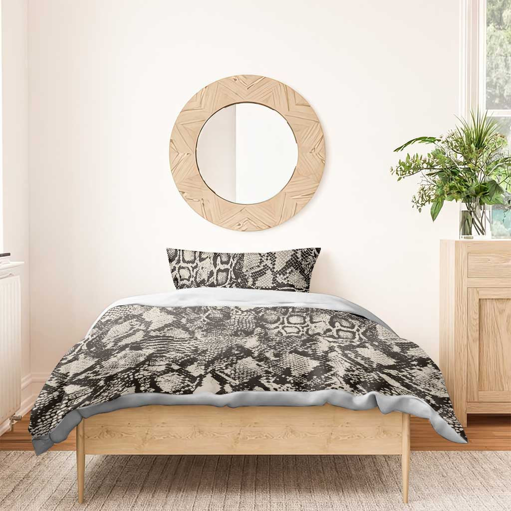 Snake-skin patterned duvet cover with two pillowcases, black and cream on bed
