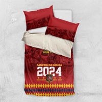 Red duvet cover and 2 pillow shams with central “Campeon de Europa 2024” print and geometric border