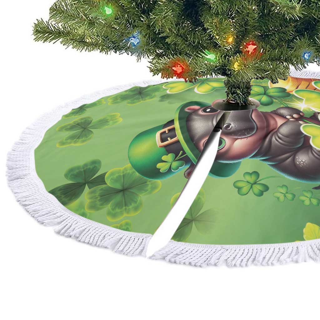 Green round tree skirt with white fringes and mouse clover graphic under tree