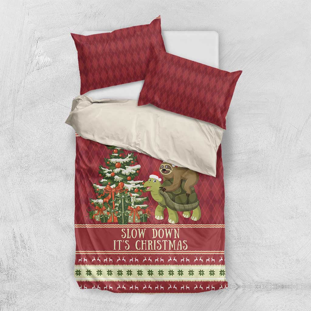 Red Christmas bedding set with sloth and turtle motif, quilt with 2 red pillow shams