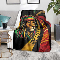 Black lion face blanket with reggae tricolor design, green highlights, and red-yellow ray pattern