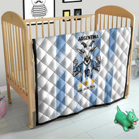 Argentina quilt blanket in a baby bed: white quilt with light blue stripes and goat 10 emblem