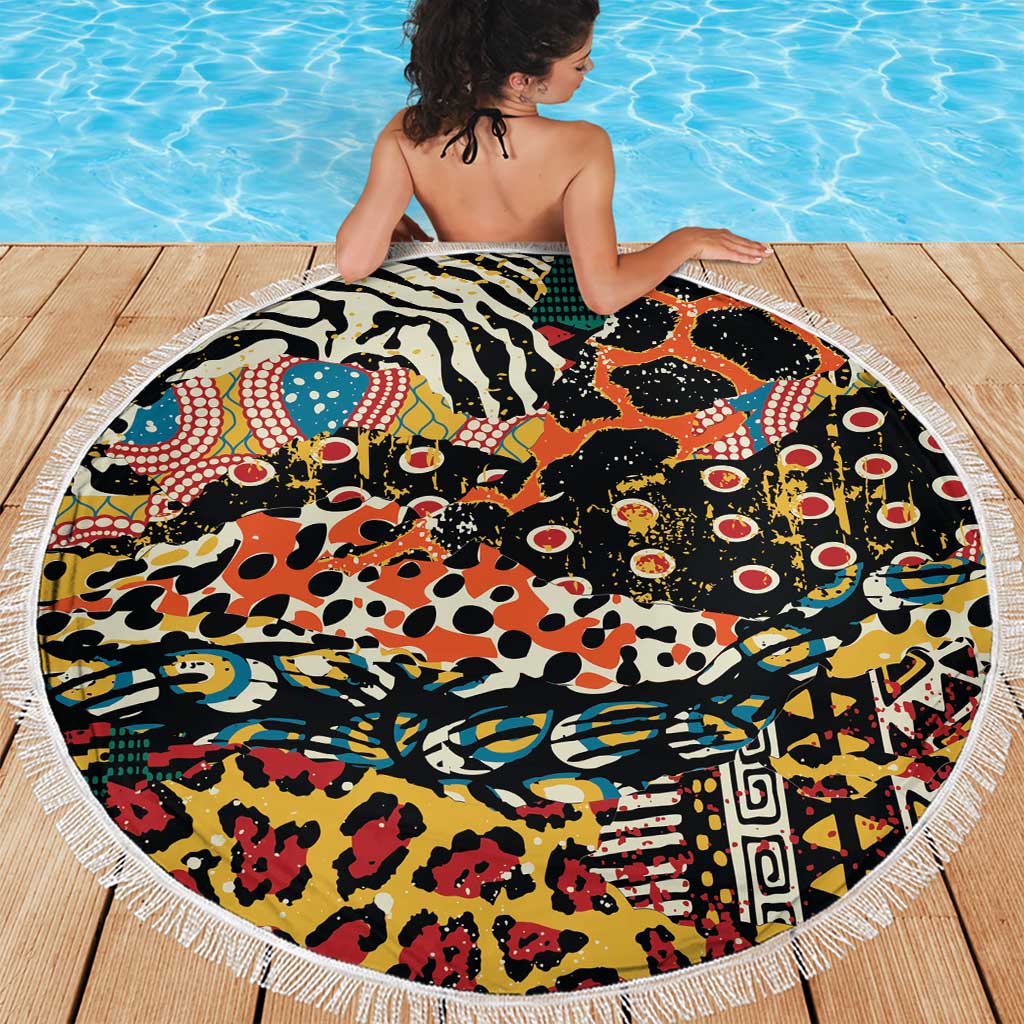 Round beach blanket with vivid animal-print pattern and white fringe border (150cm)