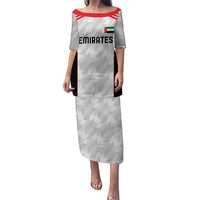 Long football dress with EMIRATES logo, red collar, white-gray geometric pattern