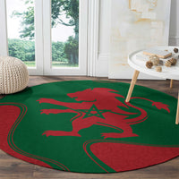 Green round rug with red Moroccan lion emblem and looping border lines