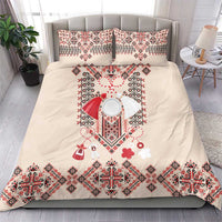 Beige bedding set: duvet cover with central red folk motif and matching embroidered pillowcases