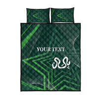 Green quilt bed set with geometric pattern, central calligraphy, and two pillowcases