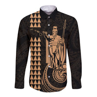 Long sleeve button shirt with black base, geometric stripe and illustrated king figure front