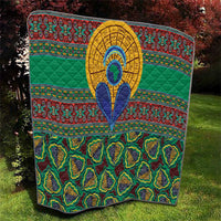 Green kanga-style quilt featuring a central blue-and-yellow halo motif and repeating patterned panels