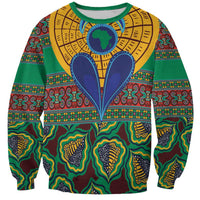 Green kanga-pattern sweatshirt, round ribbed collar, large central heart emblem, long sleeves