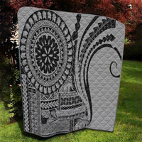 Black and white quilt with large mandala medallion and quilted crescent pattern