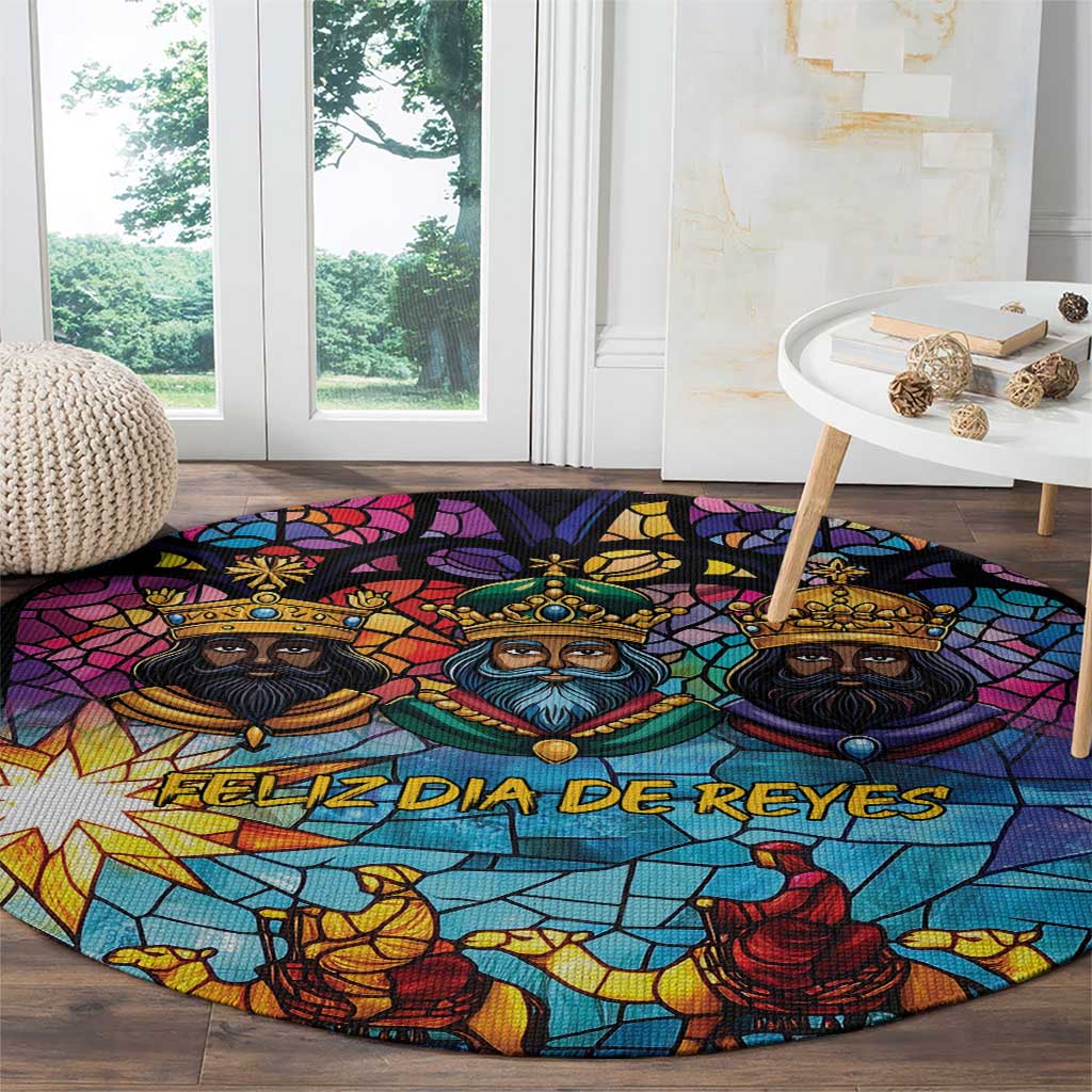 Round stained glass style carpet showing three king faces and “FELIZ DIA DE REYES”