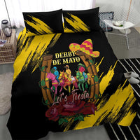 Black bedding set with yellow streaks and central horse-racing illustration, “Derby de Mayo”