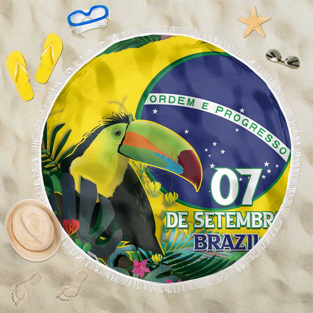 Round beach blanket with toucan artwork and '07 de Setembro Brasil' center, fringed.