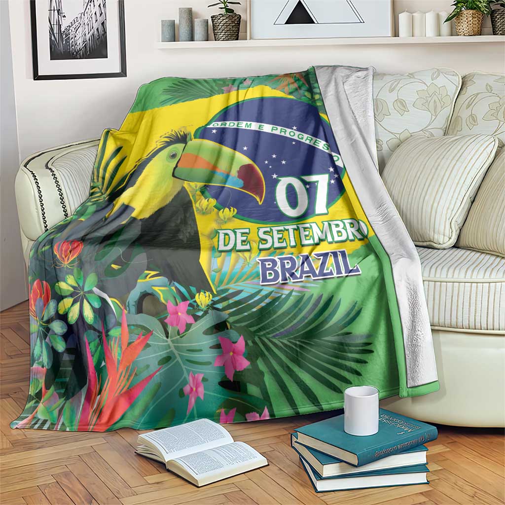 Green tropical Brazil blanket with toucan print, blue circle, and '07 de Setembro' wording