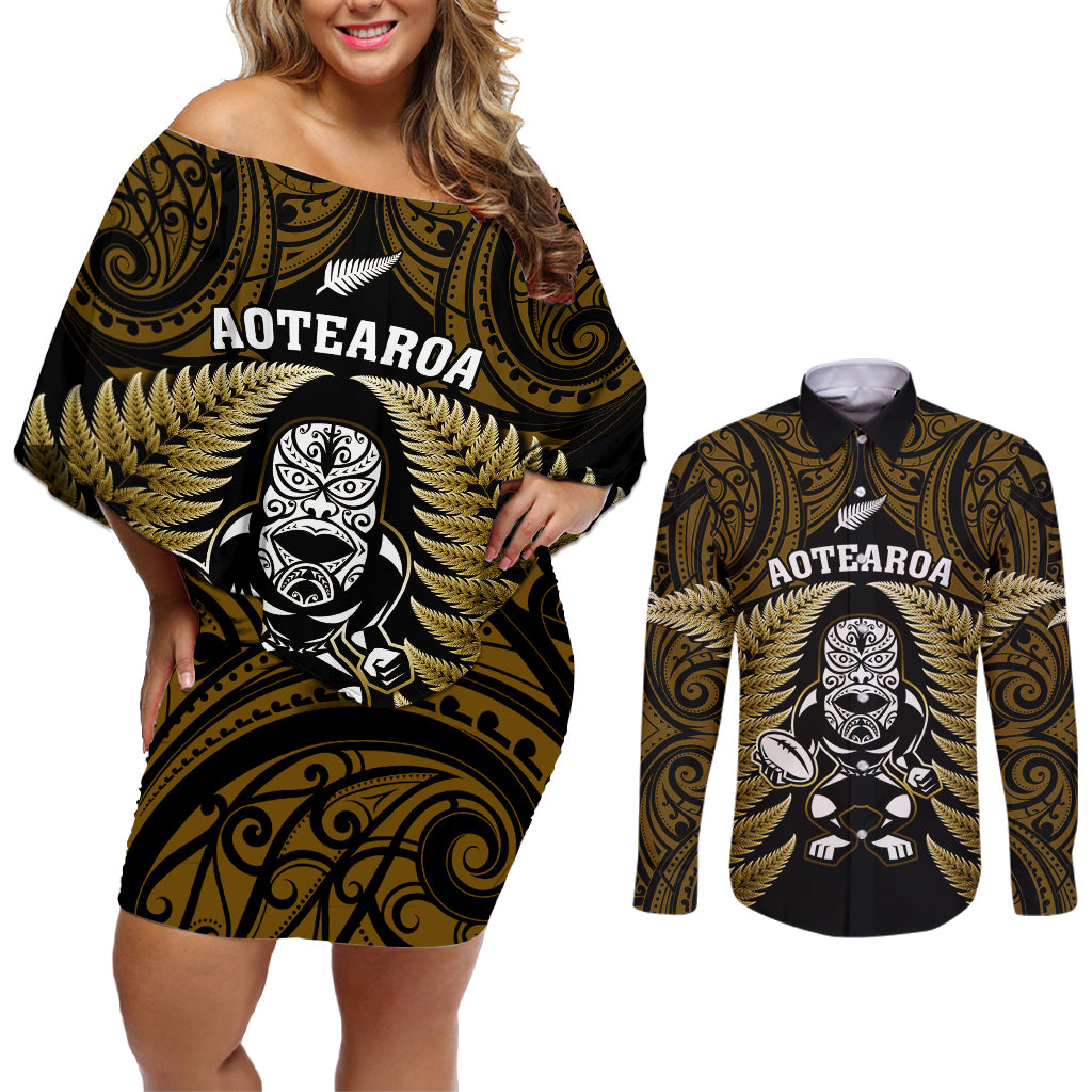 New Zealand Aotearoa Rugby Couples Matching Off Shoulder Short Dress and Long Sleeve Button Shirts NZ Tiki With Maori Fern World Cup Gold Version - Wonder Print Shop