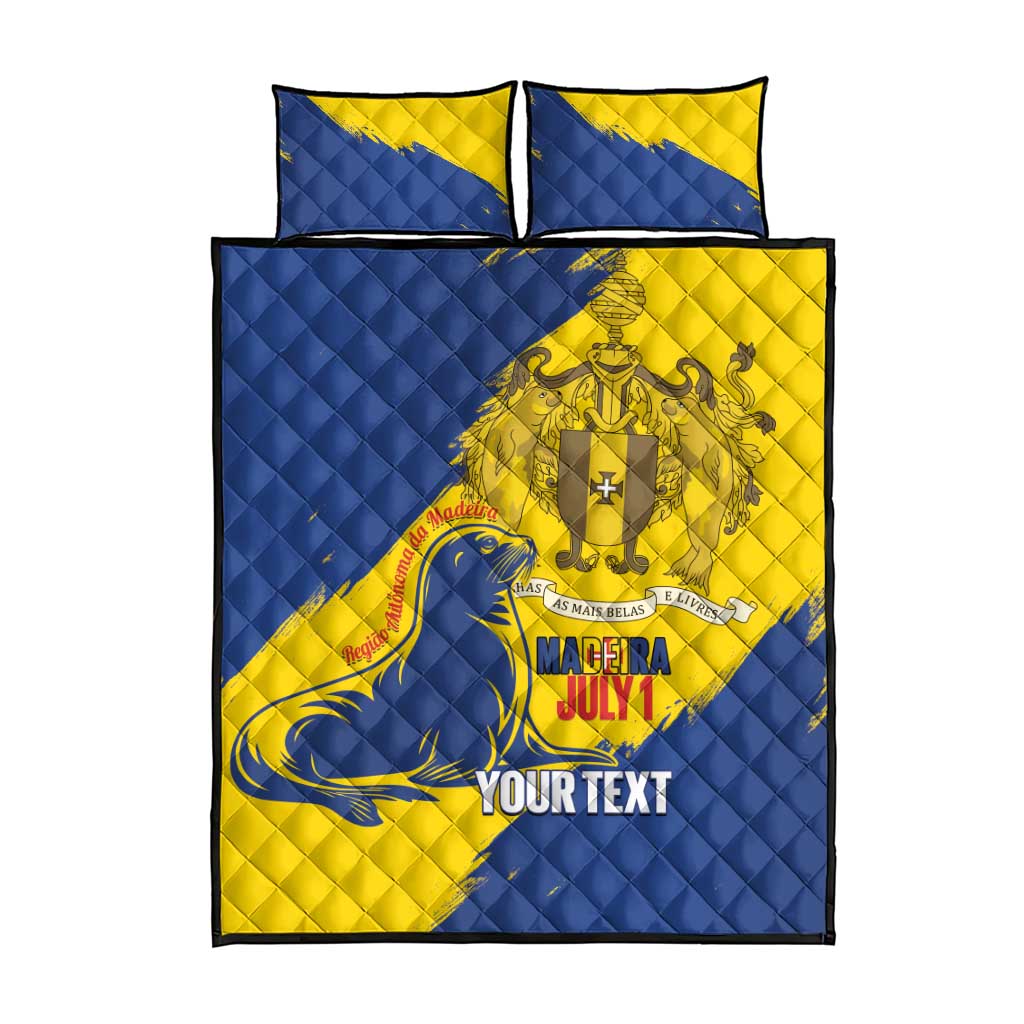 Quilt bed set with two pillowcases, bold blue and yellow crest design