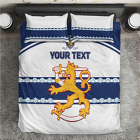 Hockey bedding set close-up: white duvet with blue border, lion logo, and “YOUR TEXT.”