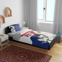 Harpy eagle duvet and pillow set with blue patterned sections and red-and-white design