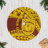 Personalised Samoa tree skirt: circular gold and dark maroon pattern with center badge