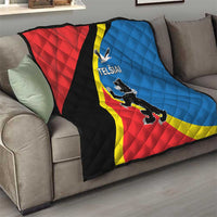 Red and blue quilt with yellow stripe and black diagonal panel; “TELSIAI” emblem centered