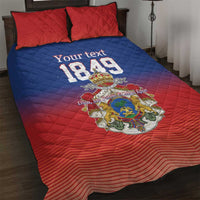 Blue and red quilt bed set with diamond stitching, crest and 'Your text 1849' design