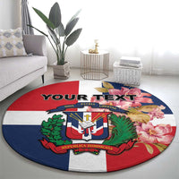 Round red personalized carpet featuring Dominican crest, palm leaves, and “YOUR TEXT”