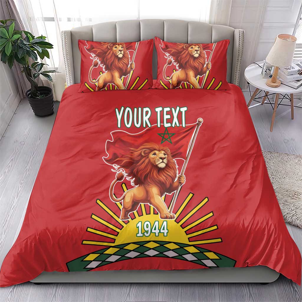 Red duvet and two pillows featuring lion holding a flag, “YOUR TEXT” and “1944” emblem.