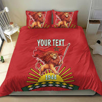 Red duvet and two pillows showing lion flag artwork, “YOUR TEXT,” and “1944” design.