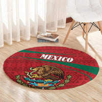 Round red carpet with green band showing Mexico text and coat of arms eagle motif