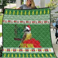 Green quilt featuring a bird wearing a Santa hat, “Feliz Natal” text, and festive borders.