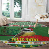 Green round rug with 'FELIZ NATAL' banner, parrot and red floral accents