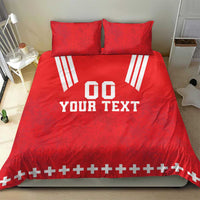 Red bedding duvet set with two pillows; white “DO YOUR TEXT” rugby graphic and stripe details.