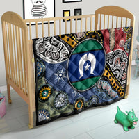 Aboriginal pattern quilt for crib with oval star emblem, multicolor tribal print
