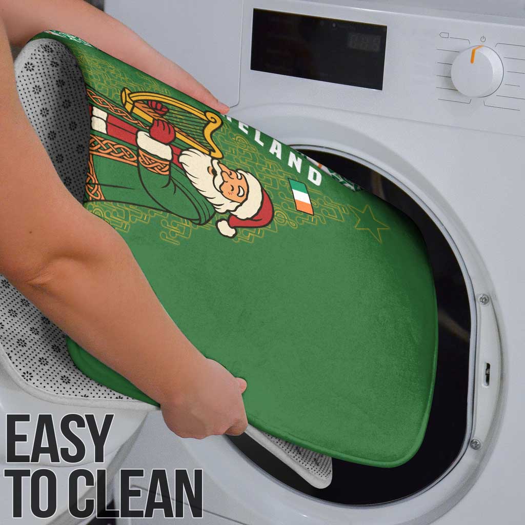 Easy-clean green holiday bath mat with Santa harp figure