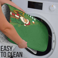 Easy-clean green holiday bath mat with Santa harp figure