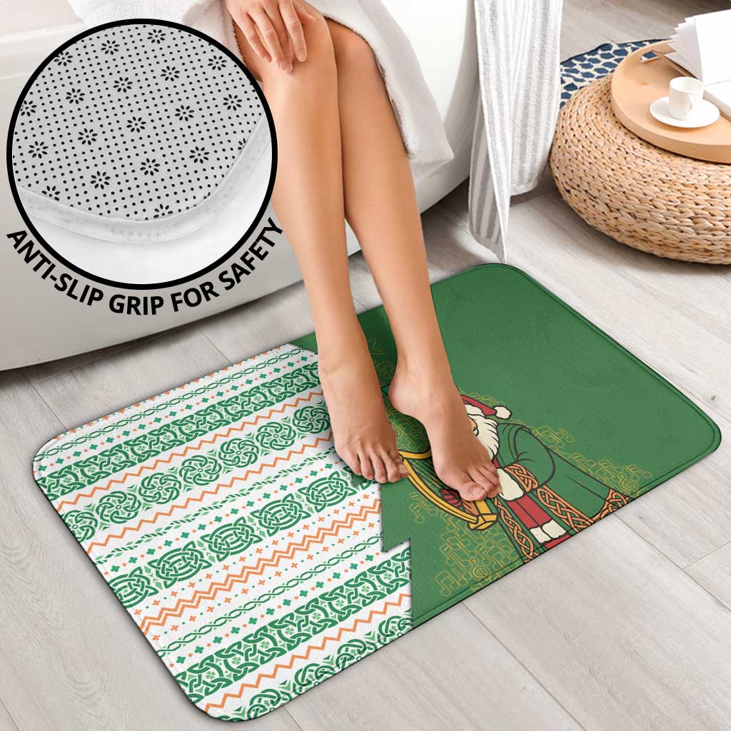 Non-slip holiday bath mat set with Santa artwork and patterned border