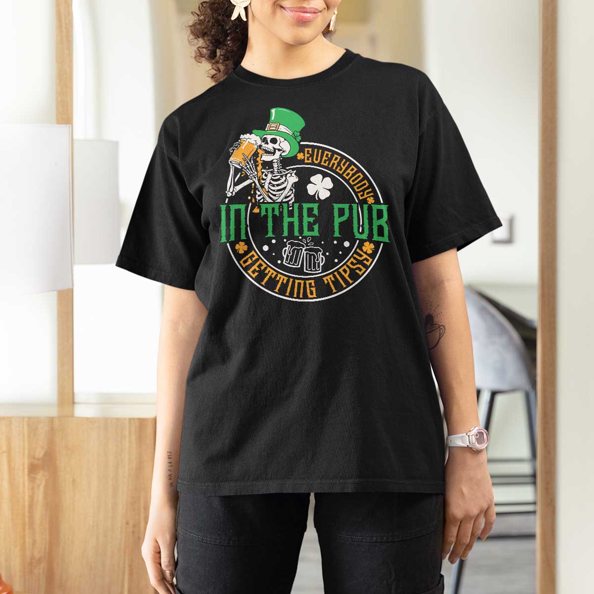 St Patricks Day Pub T Shirt For Women Everybody In The Pub Getting Tipsy