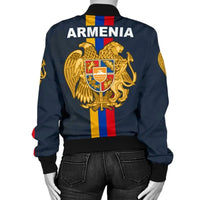 Rückenansicht: Bomberjacke mit Armenia-Text und großem Wappen-Print in Gold und Farbenstreifen