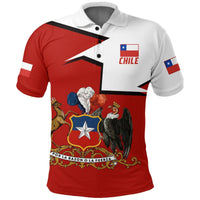 Polo Chile multicolor con escudo y texto 'POR LA RAZON O LA FUERZA'