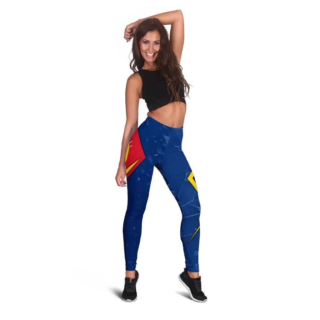 Leggins Colombia con estampado azul, rojo y amarillo estilo bandera, de pie