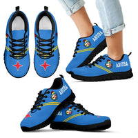 Aruba Rising Sneaker blau, schwarze Sohle, ARUBA-Aufdruck, Ansicht am Fuß mit Jeans