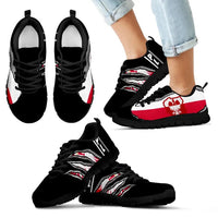 Sneakers z polską flagą: czarna cholewka, czerwono-białe pasy, gruba podeszwa