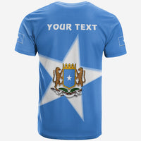 Blaues T-Shirt Rückseite: YOUR TEXT über weißem Stern und Somalia-Wappen