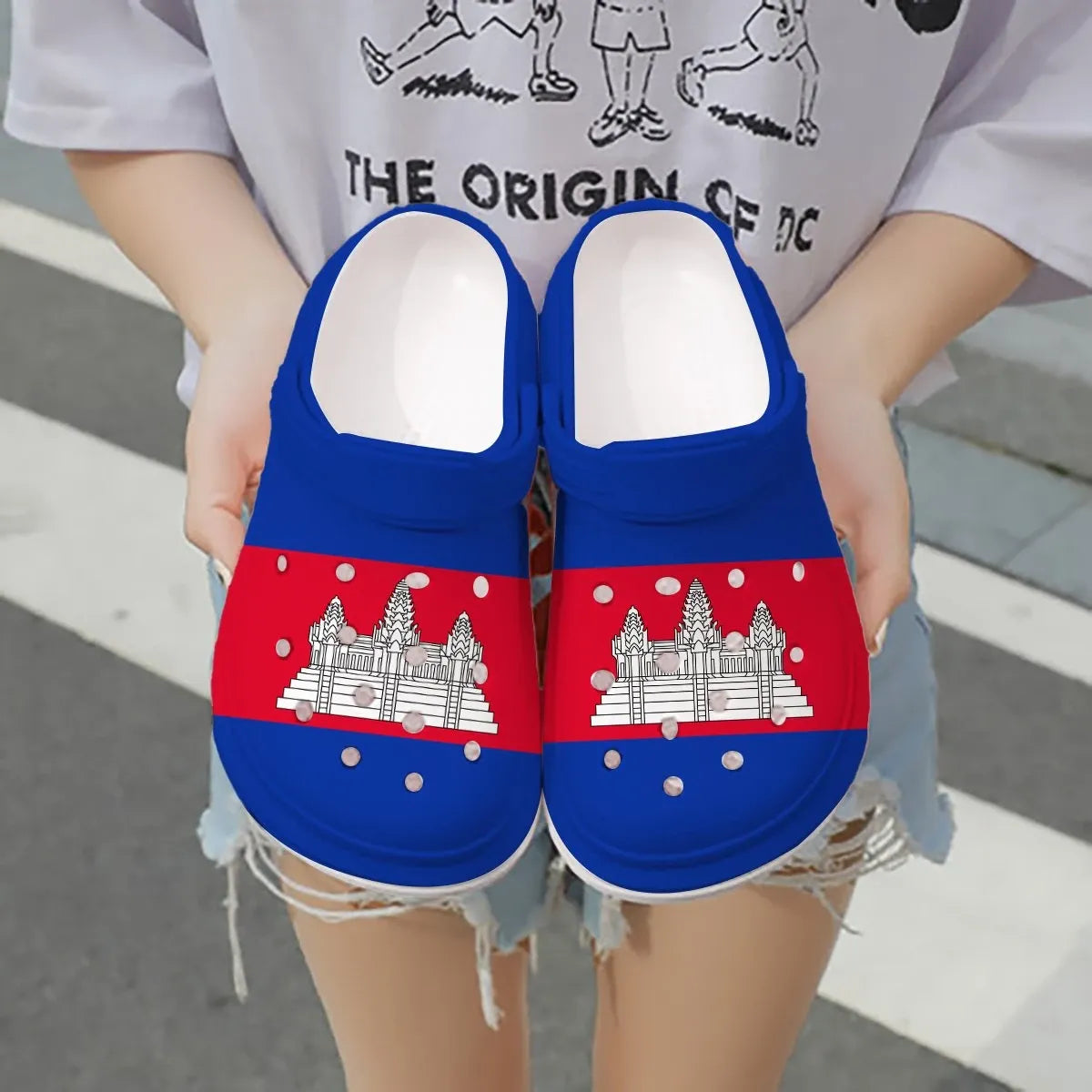Blaue Clogs mit Kambodscha-Flaggenprint und Tempelmotiv