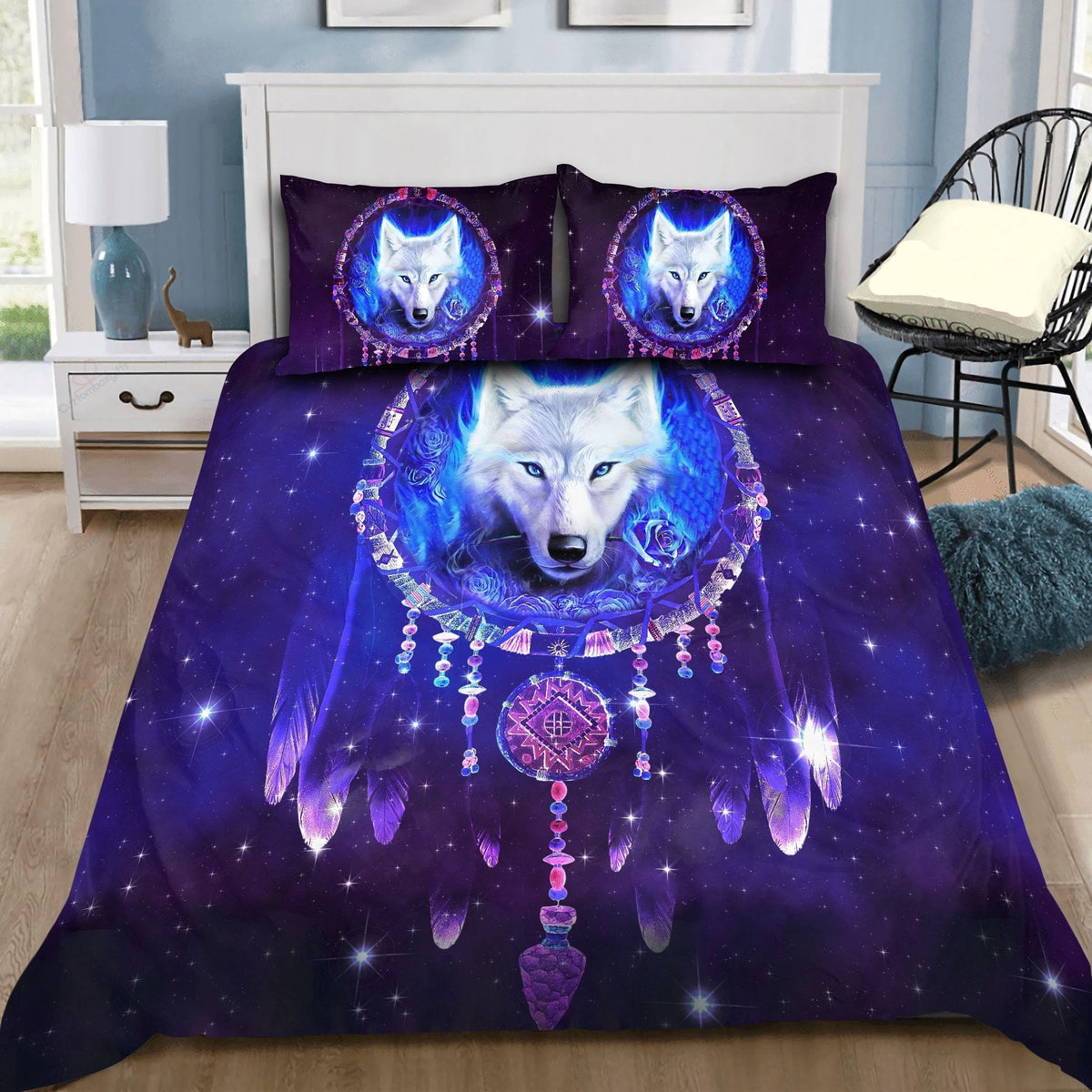 All-over printed duvet with blue-white wolf dreamcatcher graphic and two front pillows