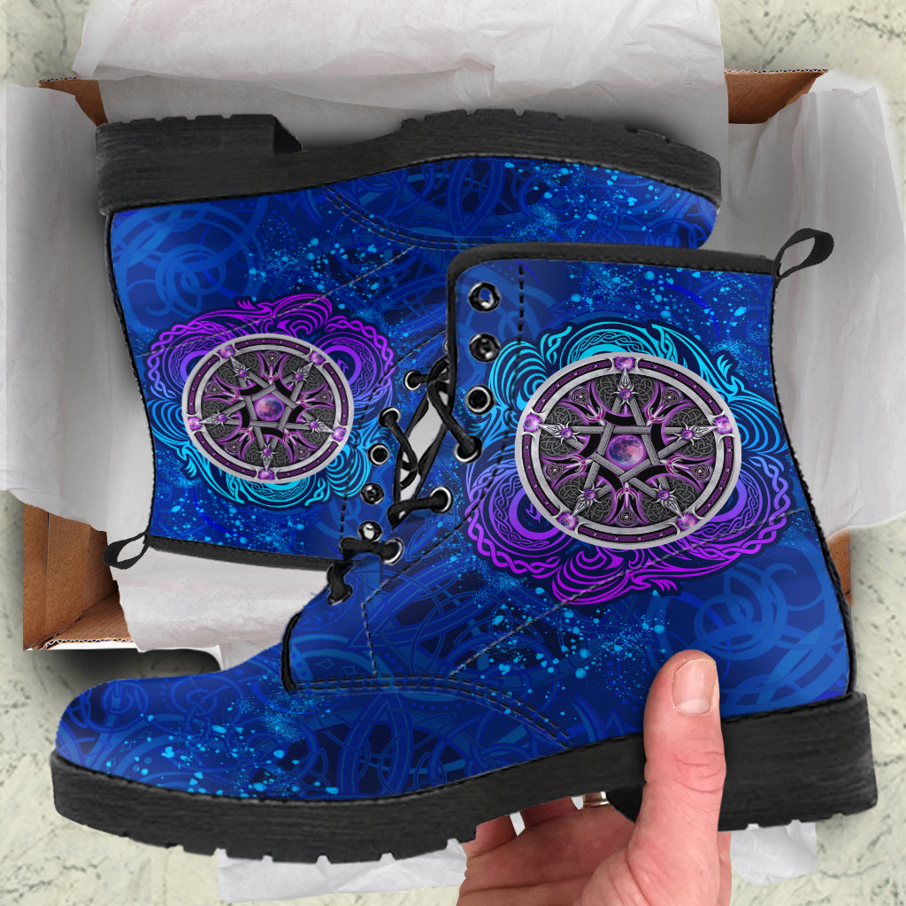 Blau bedruckte Lederstiefel mit keltischem Pentagramm/Triskele, Schnürung
