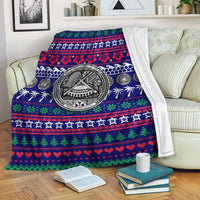 American Samoa Christmas blanket azul con sello circular y franjas festivas verdes y rojas