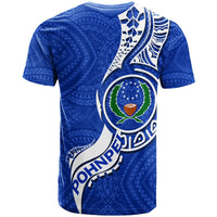 Blaues Pohnpei‑T‑Shirt mit großem Schutzschild‑Emblem und geometrischem Tribal‑Print