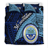 Blue FSM bedding set, full view with FSM pillows and circular Independence seal